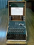 一台德国军用三转子恩尼格玛机的接线板，键盘，显示板和转子。