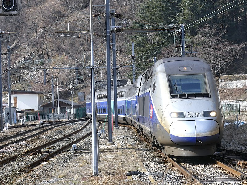 File:Entrée d'un TGV d'hiver à Moûtiers (2018).JPG