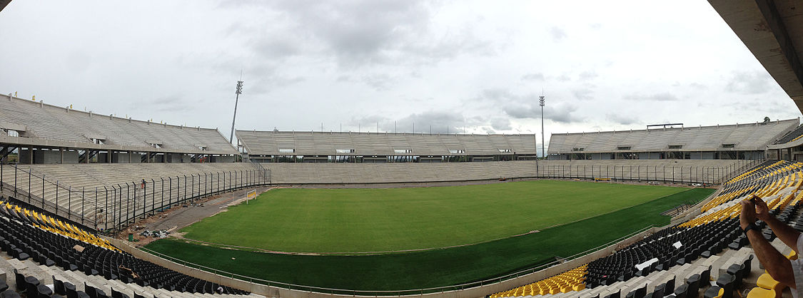 Vista panorámica del estadiu de Peñarol, dende la tribuna oficial. D'izquierda a derecha: tribuna Gastón Güelfi (Esti), tribuna José Pedro Damiani (Sur) y tribuna Washington Cataldi (Oeste)