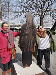 Avec la statue de Félicienne Lusamba Villoz-Muamba