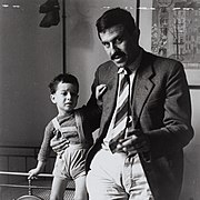 Günter Grass mit einem seiner Zwillingssöhne, Paris, 1958
