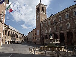 Fabriano, Piazza del Comune (3).jpg