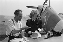 Faith Bennett firma per raccogliere uno spitfire.jpg