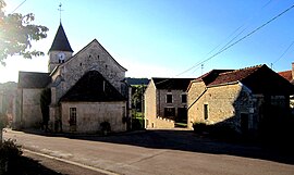 Kostel a okolí ve Faverolles-lès-Lucey