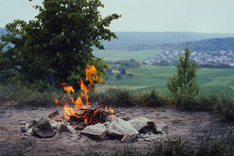 File:Feuerstelle über der Enzschleife - panoramio.jpg