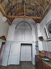 La sacristie et son plafond orné d'une fresque médiévale d'anges musiciens.