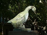 Català: Font de l'Ànec. C. dels Enamorats amb c. València (Barcelona). Escultor: Frederic Marès, signada. Material: bronze sobre base d'obra vista i pedra. 1925. Template:Art públic BarcelonaTemplate:Object location dec