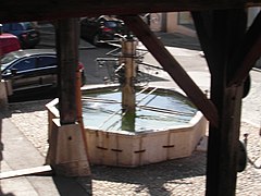 Fontaine de la Halle de La Côte-Saint-André depuis la maison mitoyenne