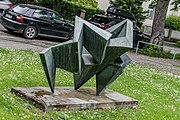 Die Skulptur "Formentfaltung" von Walter Schelenz steht in Freiburg in der Mozartstraße 58 vot dem Gebäude "Vermögen und Bau Baden-Württemberg, Amt Freiburg"