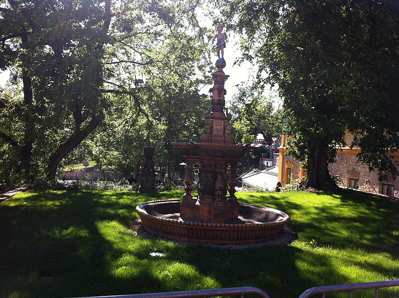 File:Fountain in Zsolnay quarter.JPG