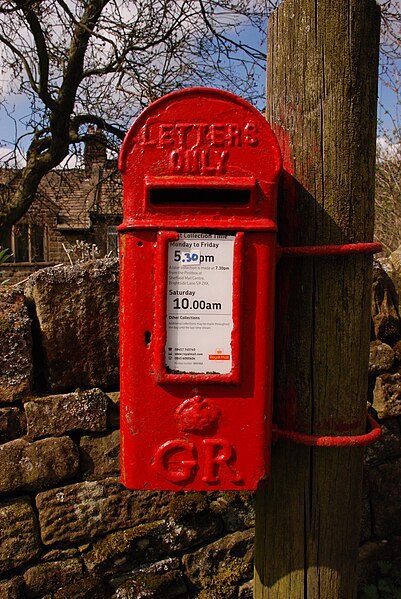 File:GR Lamp box at Ladybower.JPG