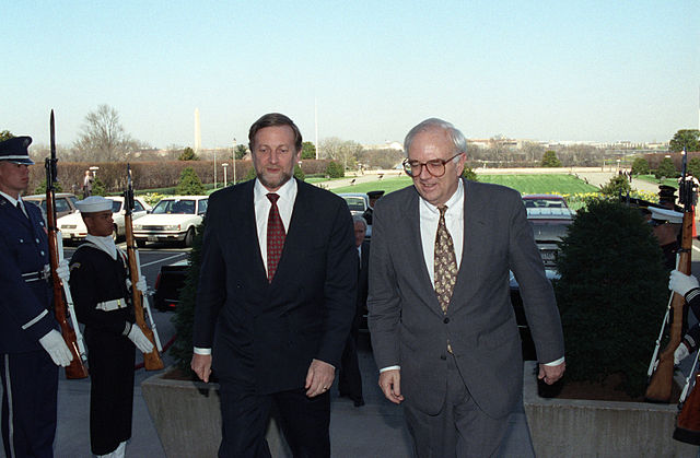 Evans (left) with United States Secretary of Defense Les Aspin (right) in 1993.