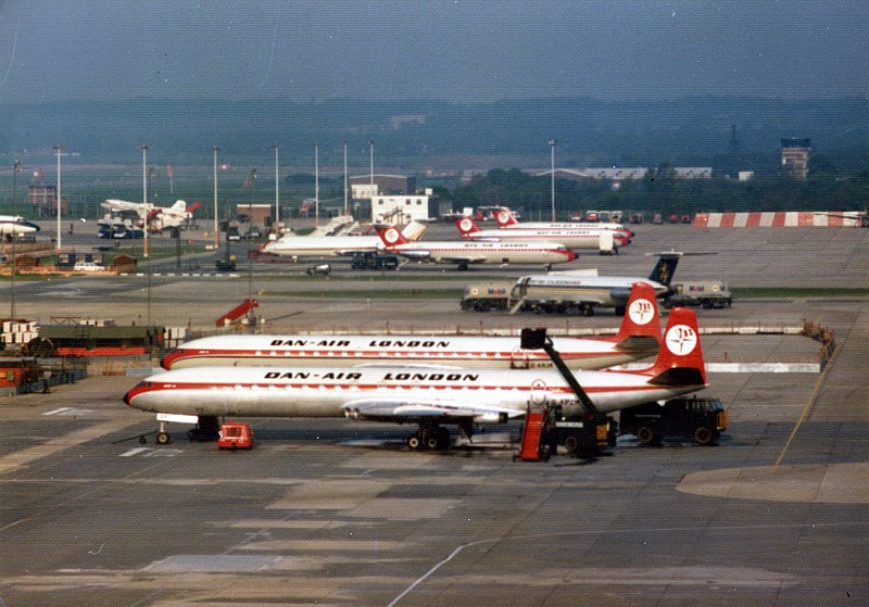 File:Gatwick1976-mrh.jpg