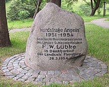 Gedenkstein zur Errichtung der Nordstraße (Bundesstraße 199) nach Stilllegung der Bahnstrecke Kappeln-Flensburg