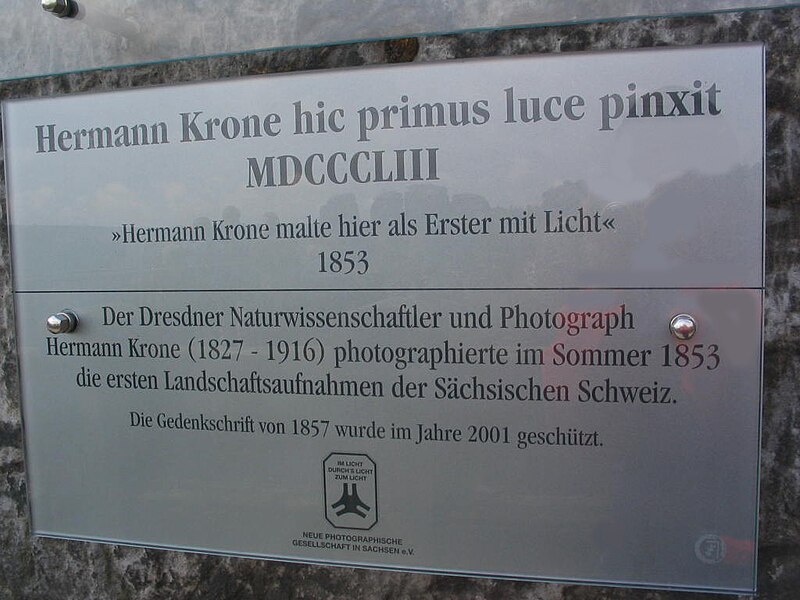 Datei:Gedenktafel für Hermann Krone an der Basteibrücke (1857, erneuert 2001).jpg