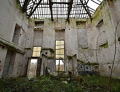Photographie de l'intérieur d'un des deux pavillons en ruine du château, 2020.