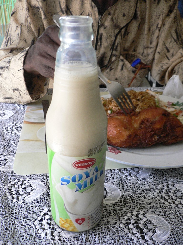 https://upload.wikimedia.org/wikipedia/commons/thumb/a/ae/Ghanaian_Soy_Milk.jpg/768px-Ghanaian_Soy_Milk.jpg