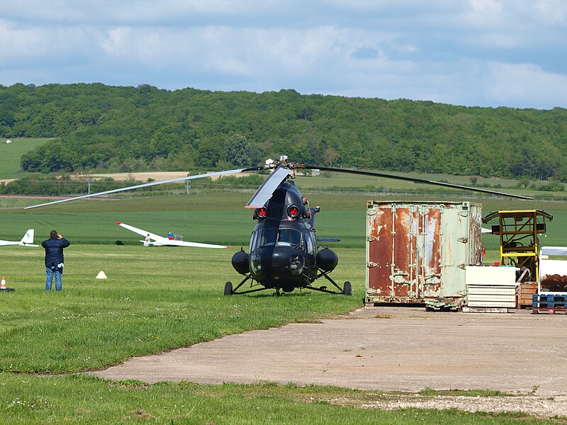 File:Gisy-les-Nobles-FR-89-aérodrome-meeting 2019-a45.jpg