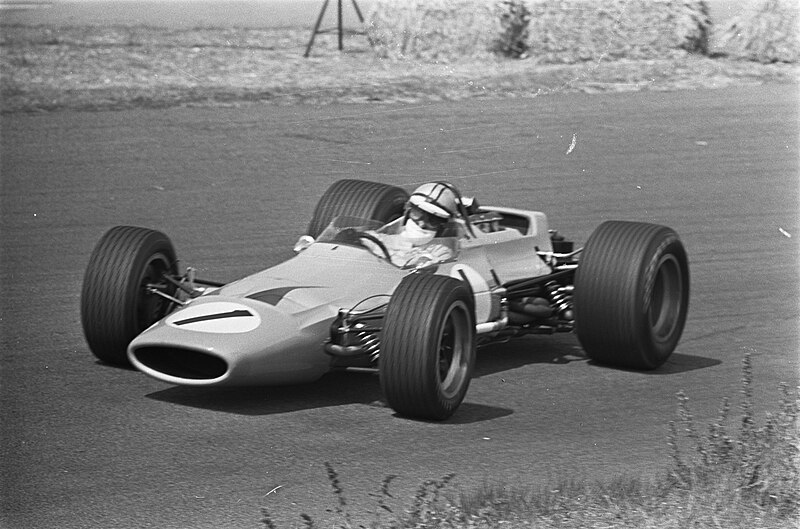 File:Grand Prix 68 Zandvoort training. Denny Hulme (1) in zijn Mc Laren Ford in akti…, Bestanddeelnr 921-4525.jpg