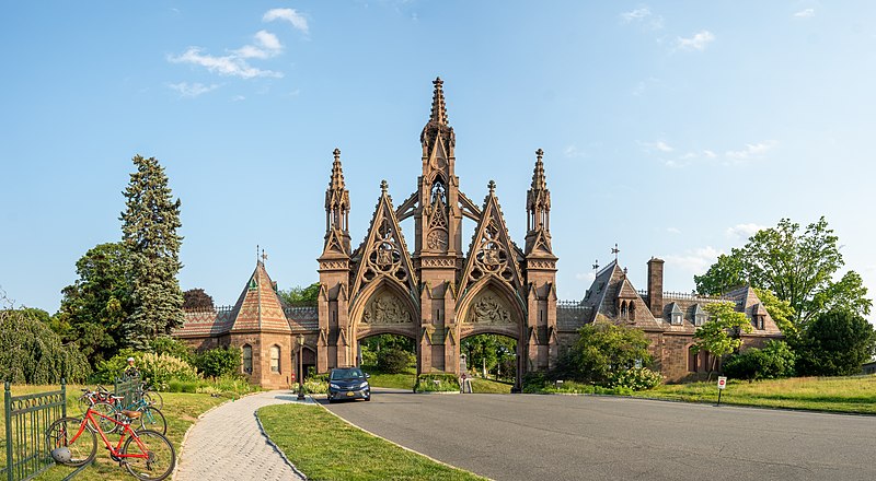 File:Green-Wood Cemetery gate (53753p).jpg