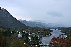 Blick auf Eivindvik, einschließlich der Gulen-Kirche und des Gulafjords