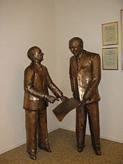 Памятник Густафу Ларсону и Ассару Габриельссону в музее Volvo в Гётеборге
