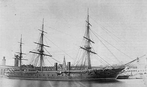 מאוניות הקרב מחופות השריון הראשונות, ה"ווריור" הבריטית, הוגדרה בתחילה "פריגטה משוריינת"
