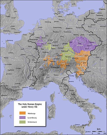 1320的德意志三大家族領土：淡綠色──路易四世與其維特爾斯巴赫家族的巴伐利亞與萊茵-普法爾茨領地（1302-1322年），1323年其長子路易將領有綠色之外的勃蘭登堡（在德意志東北）；橘色──哈布斯堡家族的奧地利大公腓特烈三世；紫色──盧森堡王朝的盲眼的約翰（波希米亞王國等，1327年將併吞波蘭的西里西亞）