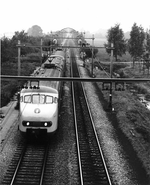 File:HUA-151079-Afbeelding van twee gekoppelde electrische treinstellen mat. 1964 (plan V) van de N.S. bij Maartensdijk.jpg