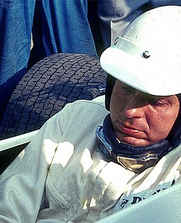 Photo de Hubert Hahne dans le cockpit d'une monoplace, vêtu de blanc, casqué, visage découvert.