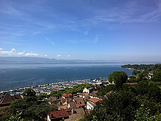 Thonon-les-Bains, Lac Léman Commons / [https://queva.eu/wiki/Fichier:Haute-Savoie_Thonon-Les-Bains_Place_Chateau_Lac_Leman_03072014_-_panoramio.jpg René Boulay].