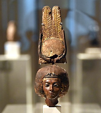 Koningin Teje met dubbele veren kroon met de zonneschijf en hoorns van godin Hathor (ca. 1355 v. Chr.), Altes Museum, vindplaats Medinet el-Ghurob