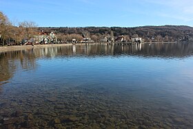 Näkymä Herschingiin Ammersee-järven itäpuolella sijaitsevan lahden rannikolta tammikuussa 2015