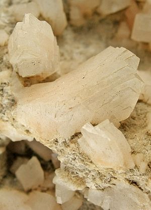 Heulandite-290459.jpg