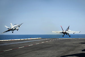 El avión de ataque basado en portaaviones F-18 despega de la cubierta del portaaviones Carl Vinson (octubre de 2014)