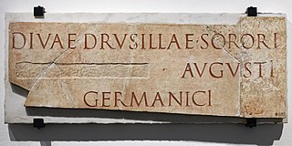 Inscription honorifique de Drusilla divinisée, dédiée par Caligula avant la damnatio memoriae