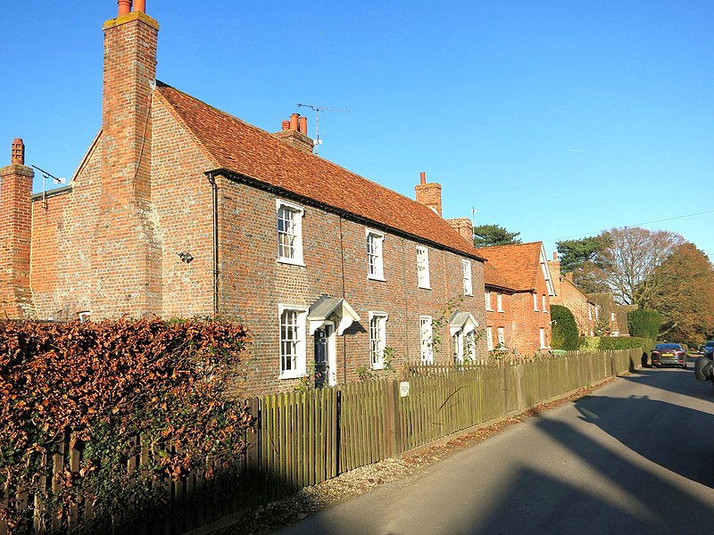 File:Houses in Englefield - geograph.org.uk - 4268322.jpg