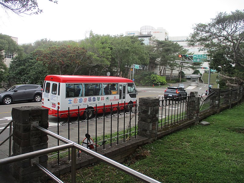 File:Hsinchu Science Park Shuttle Bus Red 2020-12-30.jpg