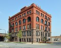 24. Az Illinoisi Műszaki Egyetem (Chicago, Amerikai Egyesült Államok) C. V. Kerr of Patten & Fisher által tervezett és 1901-ben épített Machinery Hall épülete. 2004 óta Chicago egyik látványosságának tekintik. (javítás)/(csere)