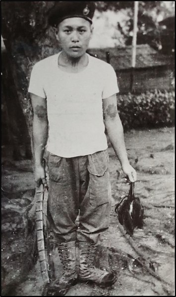 File:Iban headhunter holding scalp during Malayan Emergency.jpg