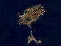 Zdjęcie satelitarne Ibizy (na górze) i Formentery (na dole)