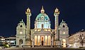 Fachada de la Iglesia de San Carlos Borromeo (Viena), con sus torres basadas en la columna de Trajano, de J. B. Fischer von Erlach, 1716-37