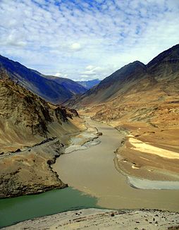 Mindung vom Zanskar (vo omad) an Indus (vo links) bei Ladakh