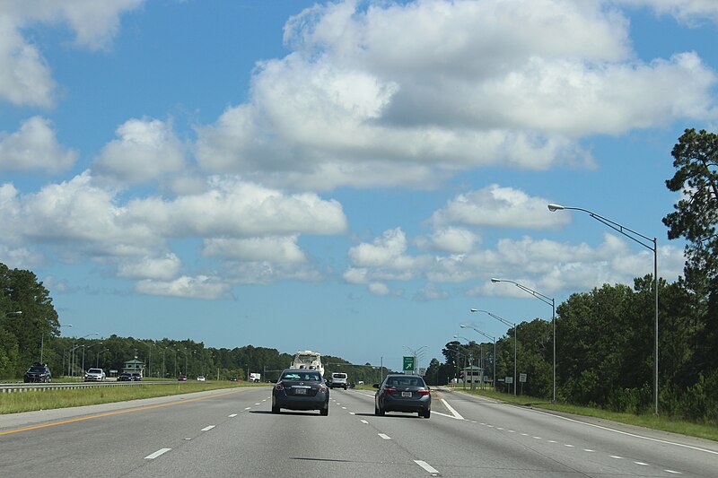 File:Interstate 95 NB Weigh Station, McIntosh County, exit lane.jpg