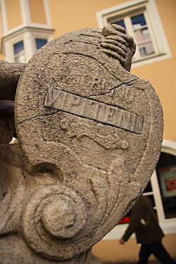 Italienisierung. Der deutsche Städtename "Sterzing" wurde in der Nepomuk-Statue durch den italienischen ("Vipiteno") ersetzt