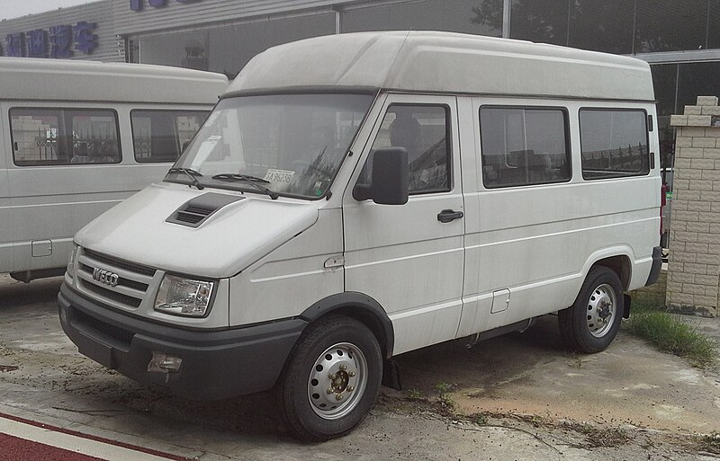 File:Iveco Turbo Daily CN facelift 2 China 2016-04-01.jpg