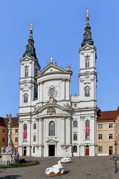 How to get to Piaristenkirche Maria Treu with public transit - About the place