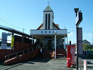 راه آهن Joshin-Higashi-tomioka-station-building.jpg