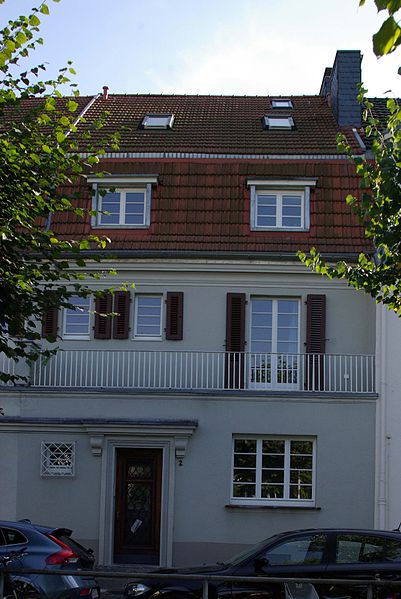 File:Köln-Braunsfeld Pauliplatz 2 Denkmal 8015.JPG