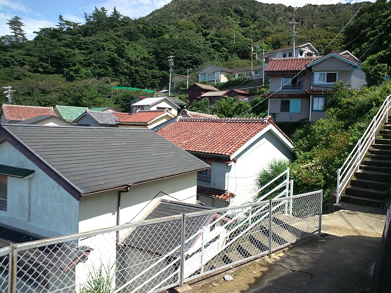 File:Kami-shima Island - Landscape with red roofs3.jpg